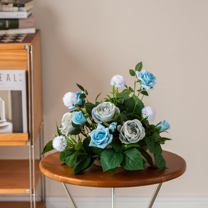 Lebensechte Orchideen Blumenarrangement