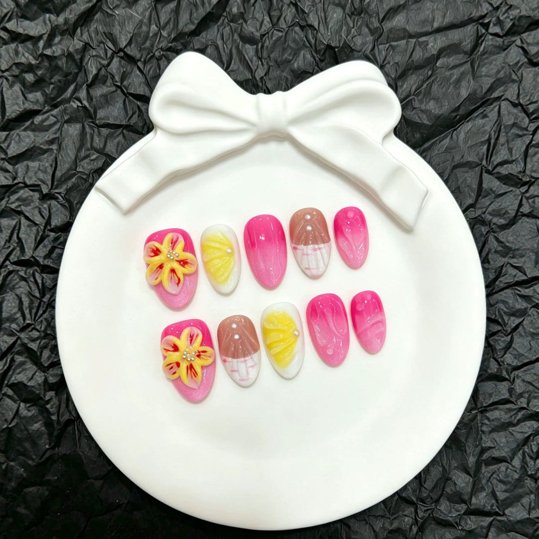 Dekorativer Press-On-Nagelsatz mit floralem und Ombré-Design