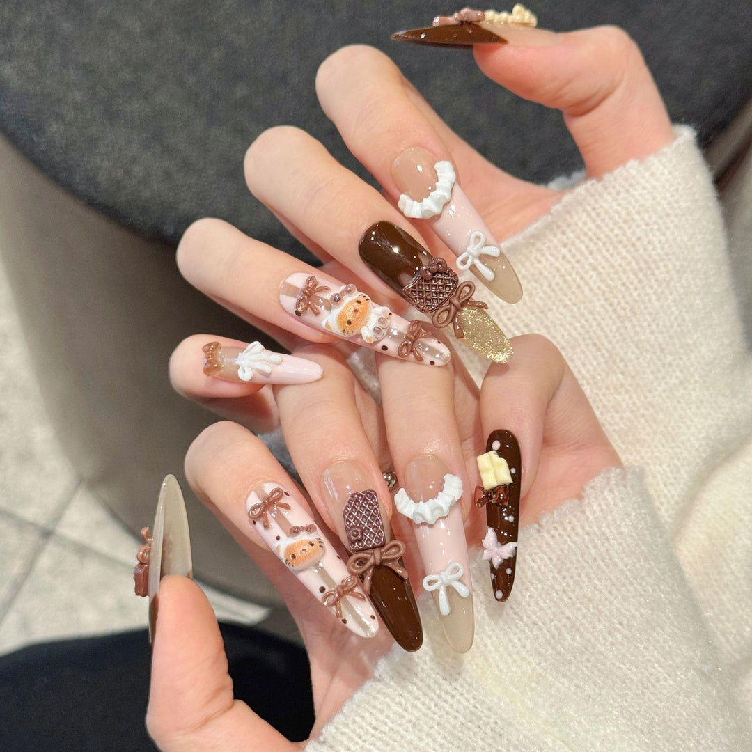 Dekorative Nagelkunst Press-On Nägel mit skurrilen Leckereien