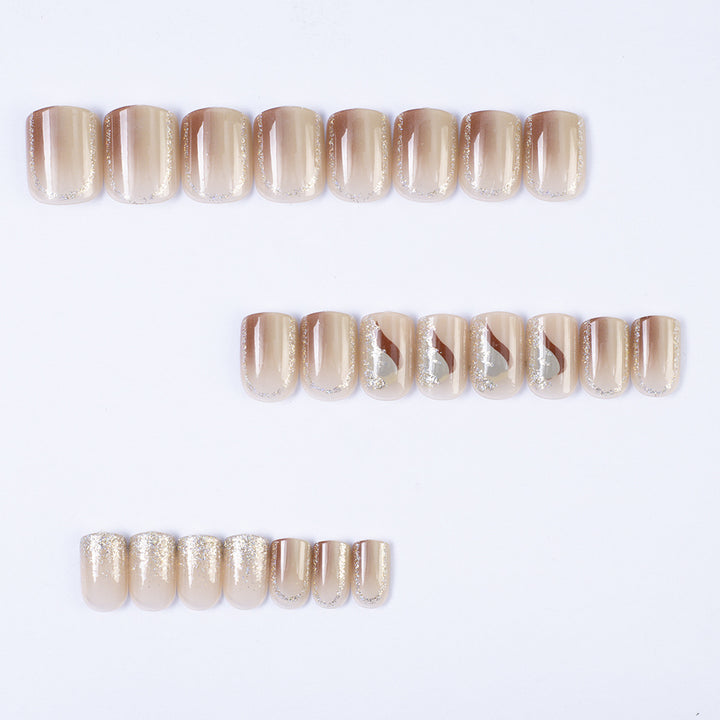 Elegante Nagelkunst mit Glitzer und Stilvollen Akzenten Karnz
