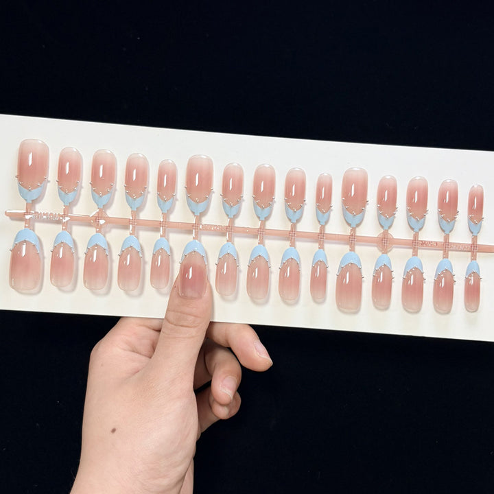 Künstlerisches French Tip Nageldesign mit Glitterakzenten Karnz
