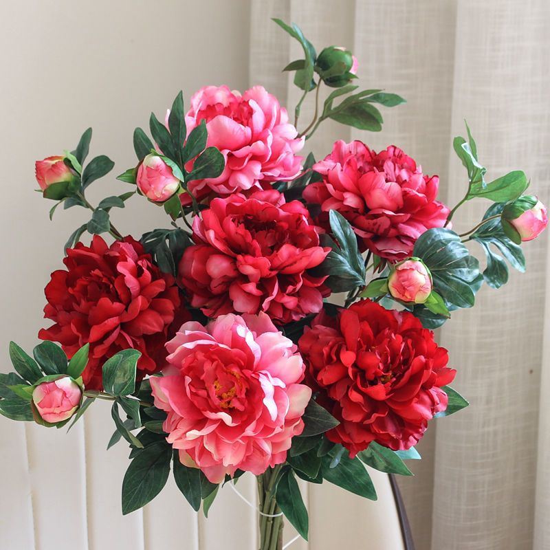 Lebensechte Pfingstrosen-Blumenarrangement