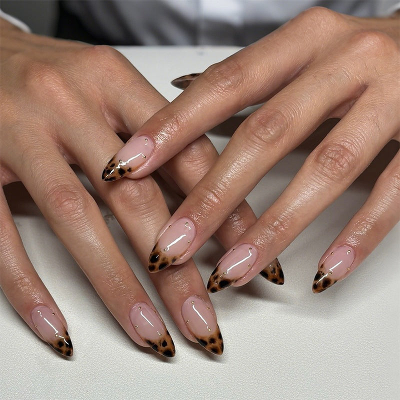 Kunstnagelset mit elegantem Leoparden-Design und Goldakzenten Karnz