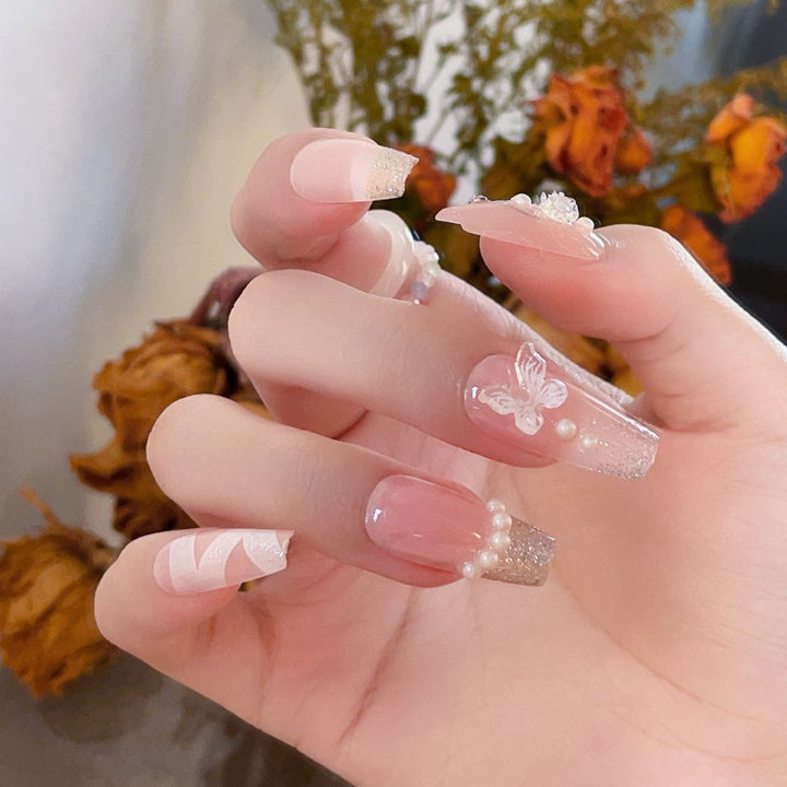 Kunstnägel mit glamourösem Perlen- und Glitzerdesign Karnz