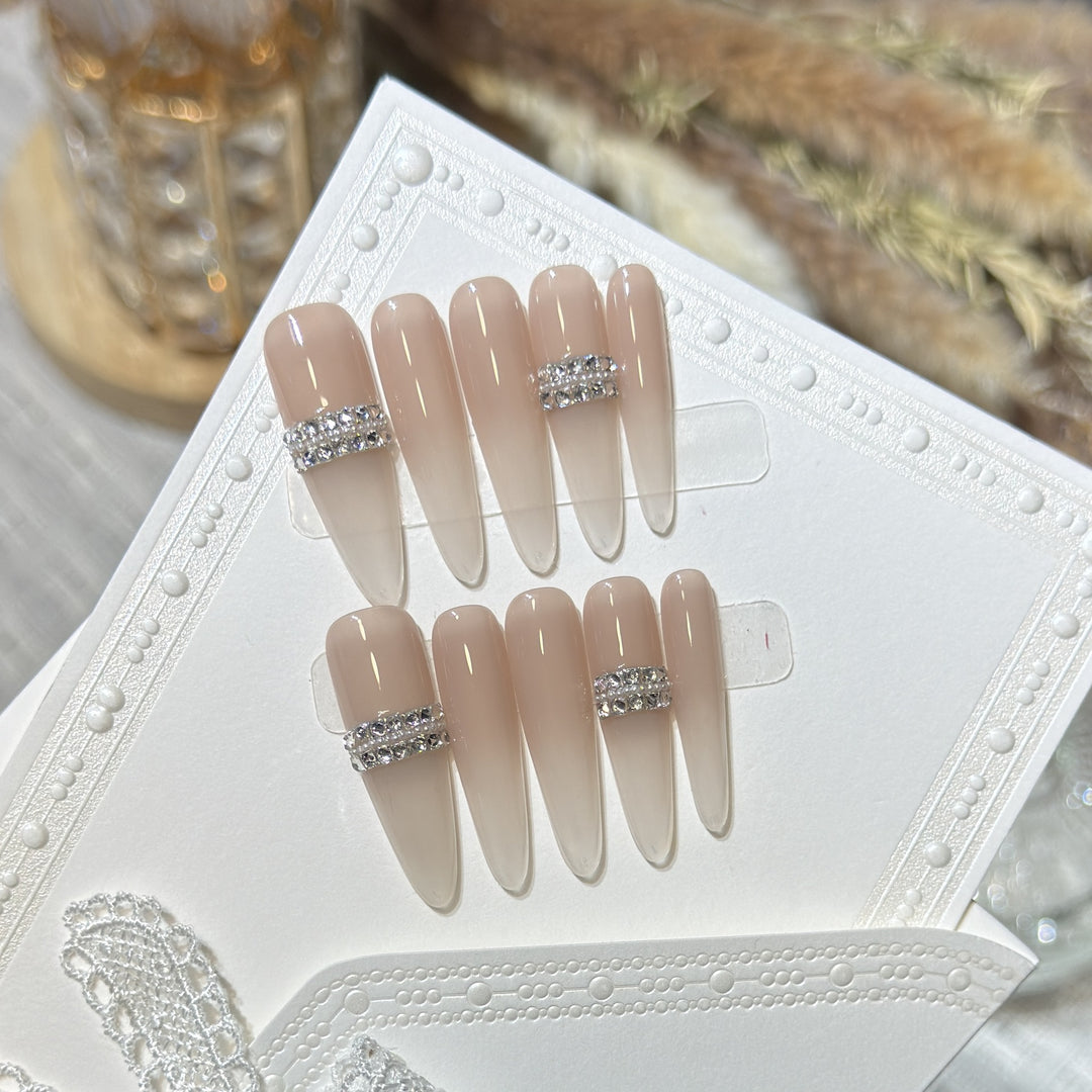 Elegante Stiletto Press-On Nägel mit Strassakzenten