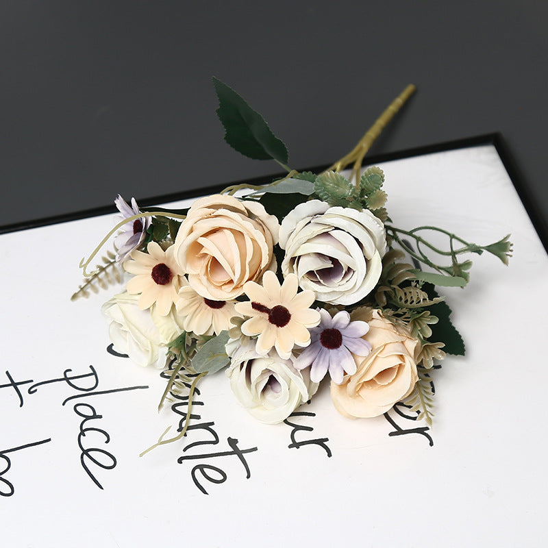 Dekorative Blumenarrangement für Tischdisplay