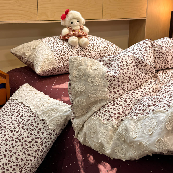 Bestickte florale Baumwollbettbezug- und Kissenbezugset mit gewelltem Spitzenrand