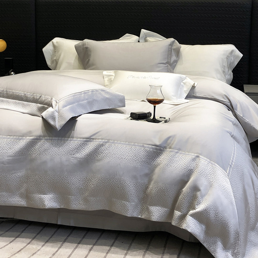 Premium-Baumwollsatin-Bettwäschegarnitur mit strukturierter Matelassé-Bordüre und Hotelverschluss