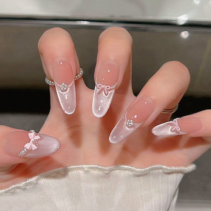Künstlerische Stiletto Press-On Nagelkunst mit schimmernden Akzenten Karnz