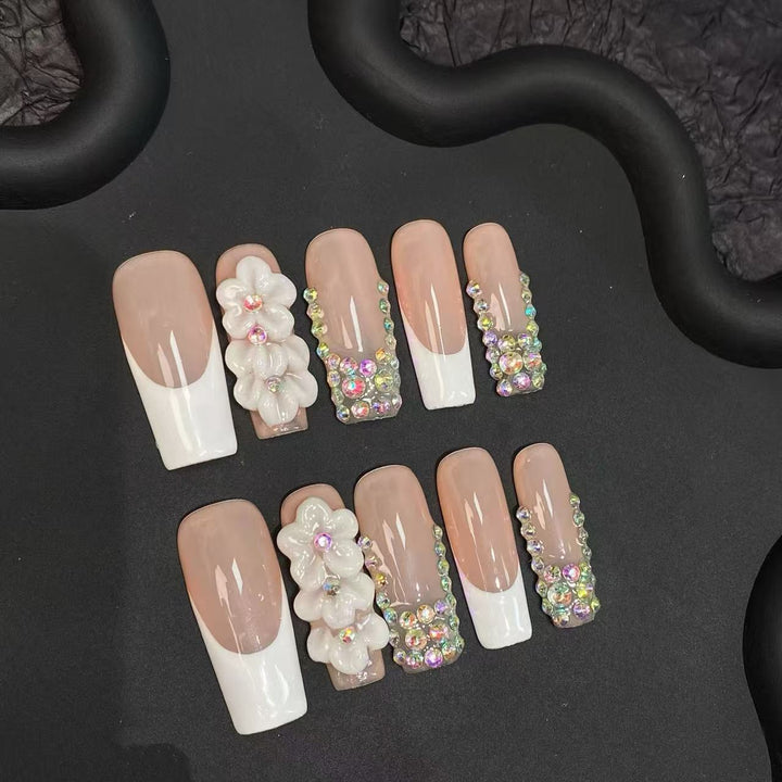 Elegante Blumen- und Strass-Press-On-Nagelset