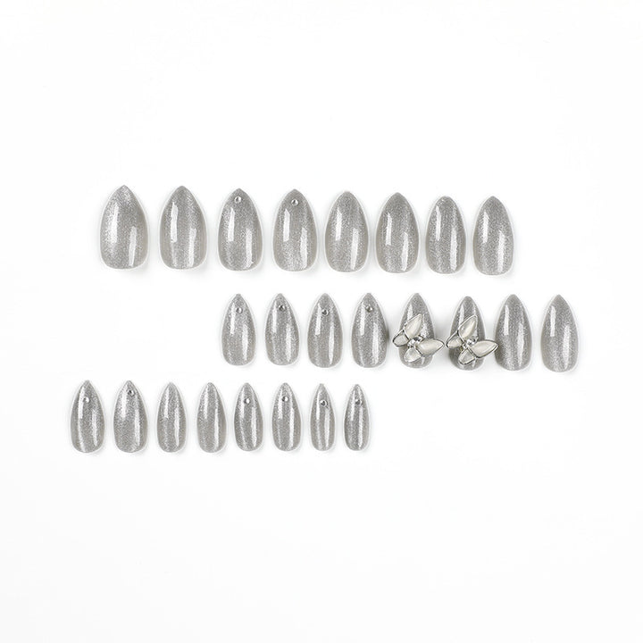 Glamouröse Stiletto-Nägel mit strahlendem Glitzer und elegantem 3D-Design Karnz