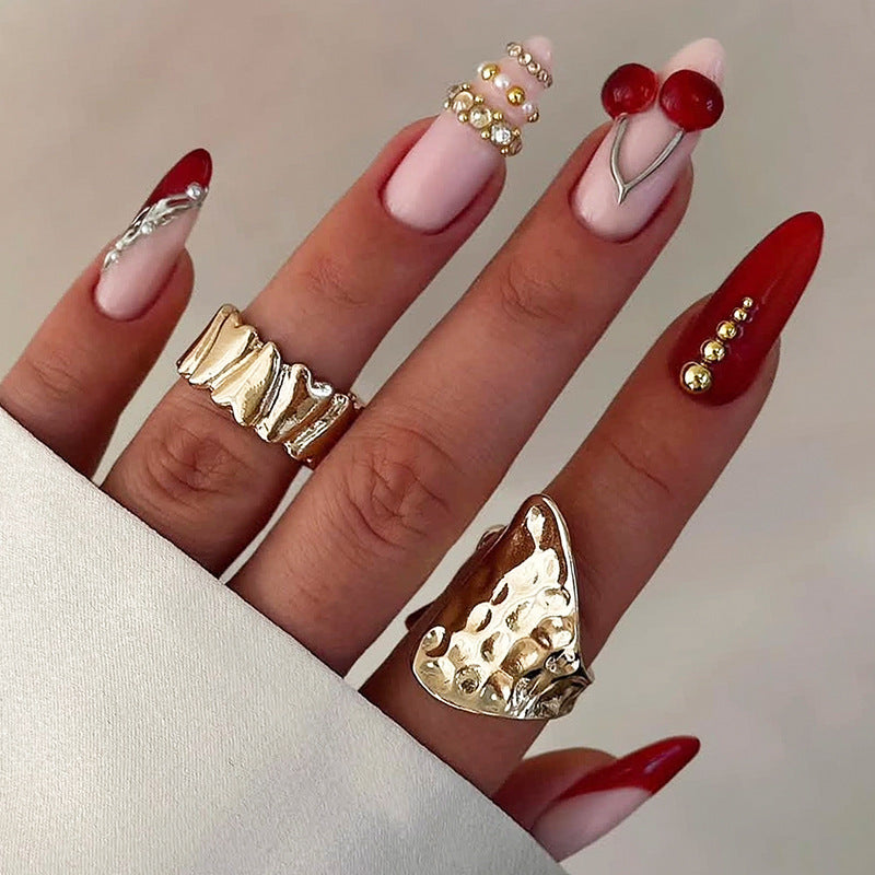 Dekorativer Kunst Press-On Nagelset mit Kirsch- und Goldakzenten Karnz