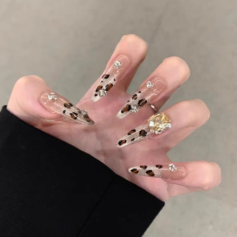 Kunstnägel mit Glamourösen Glitzerakzenten und Leopardenmotiv Karnz