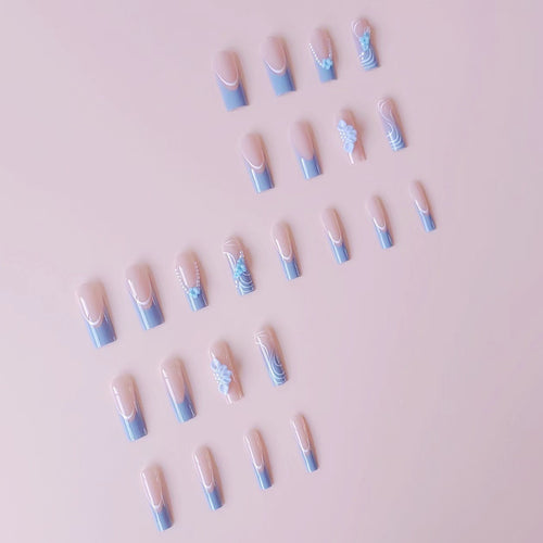 Kunstnagelset mit zarten floralen Akzenten und eleganten Verzierungen Karnz
