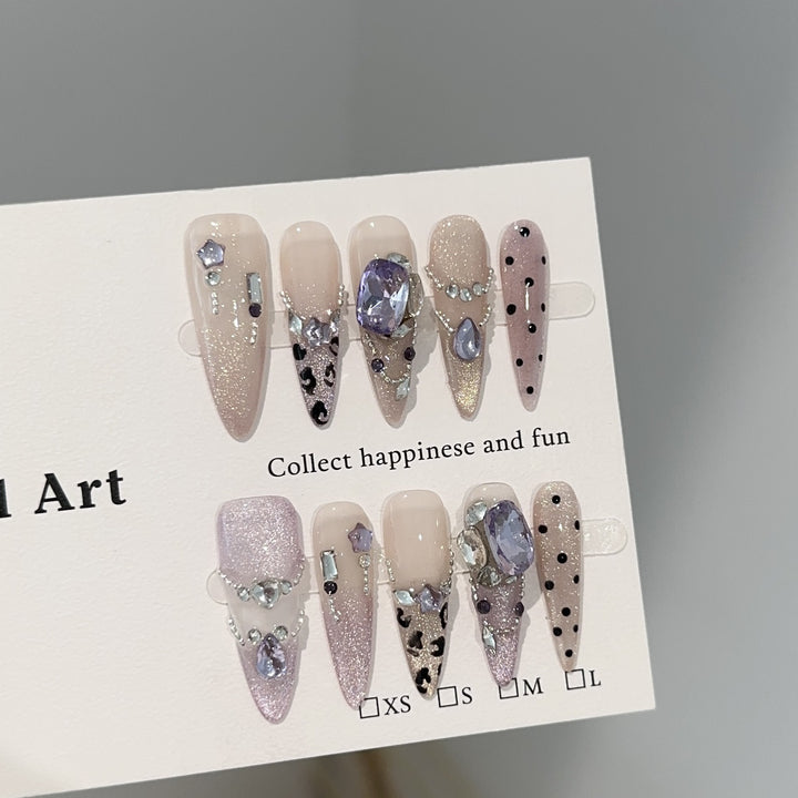 Elegantes Glamouröses Press-On Nagelkunst-Set mit verschiedenen Verzierungen