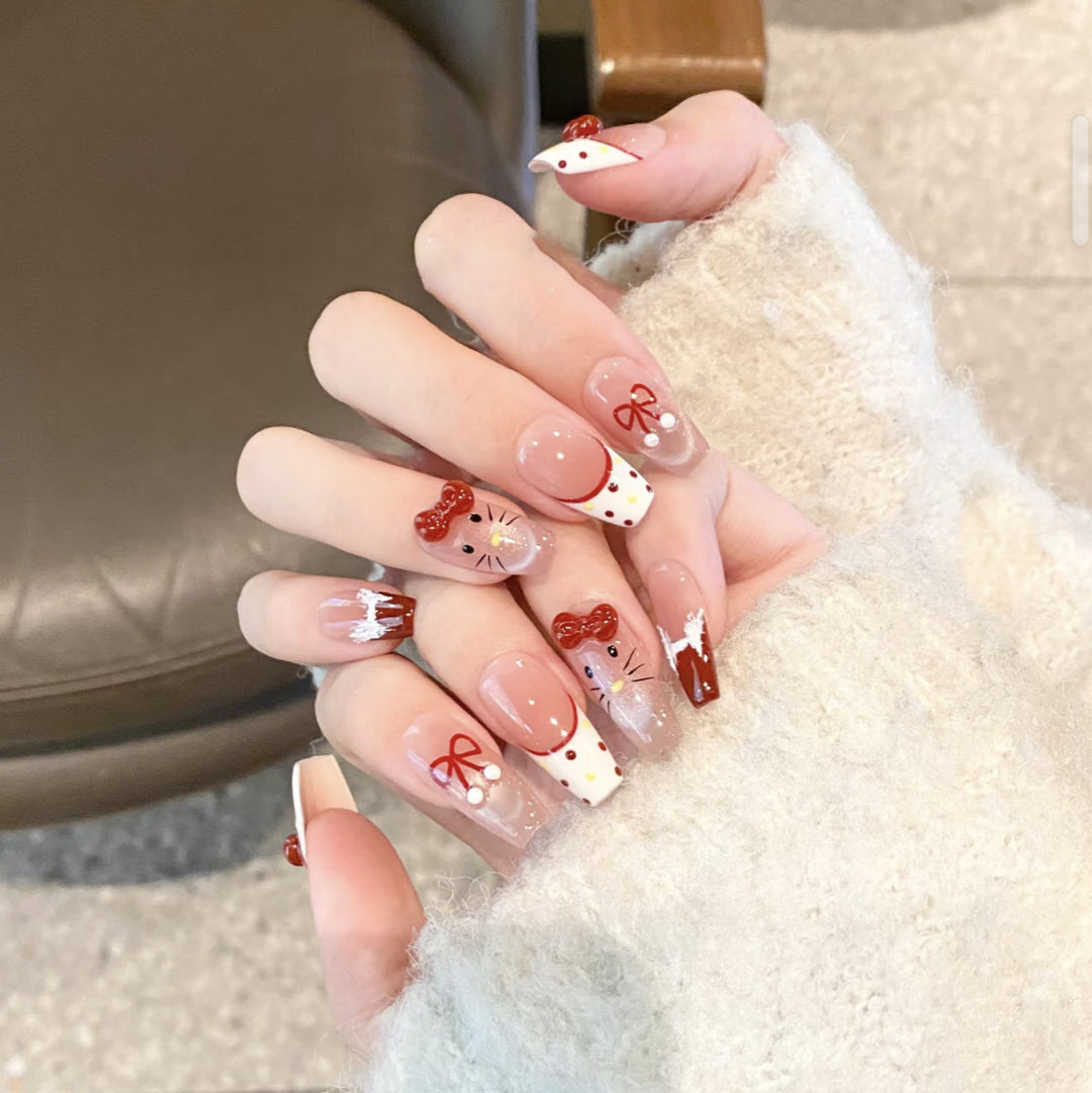 Künstlerisches Press-On-Nagelset mit skurrilen Feiertagsdesigns Karnz