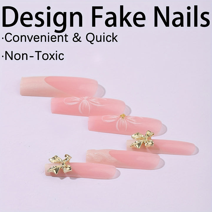 Kunstnagelset mit floralen Details Karnz