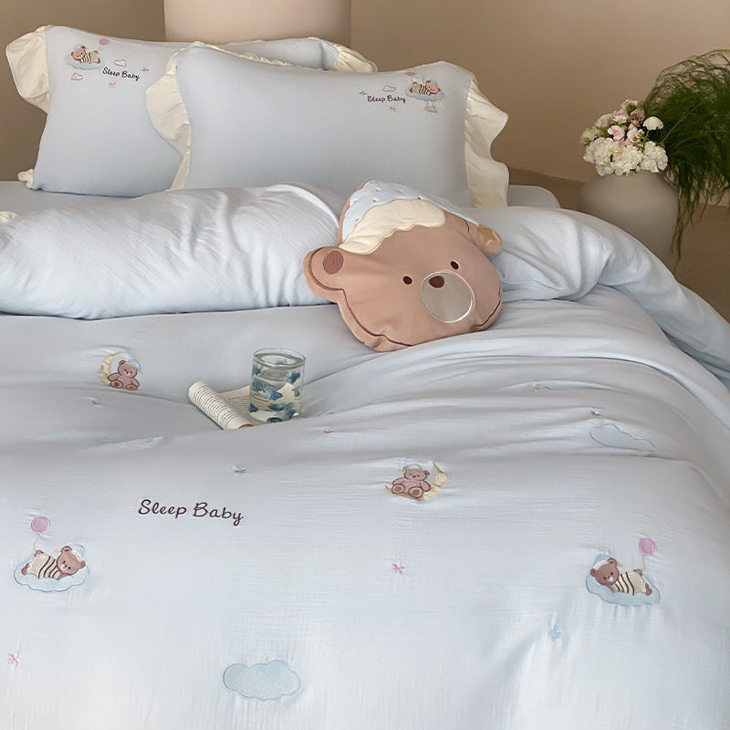 Bettwäschegarnitur im Baby-Motiv aus weichem Baumwollmix mit Rüschensaum