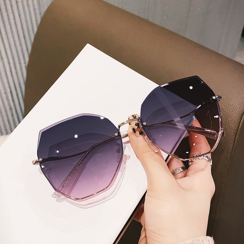 Damen oversized Sonnenbrille mit stilvollem, facettiertem Rahmen Karnz