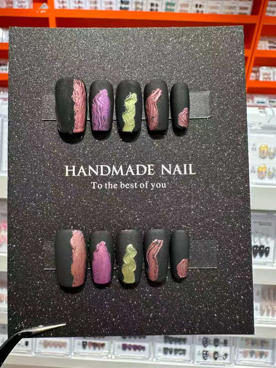 Handgefertigtes dekoratives Press-On Nagelkunst-Set mit einzigartigen Texturen