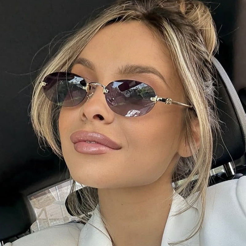 Damen modische Sonnenbrille mit ovalem Rahmen und edlen Akzenten Karnz
