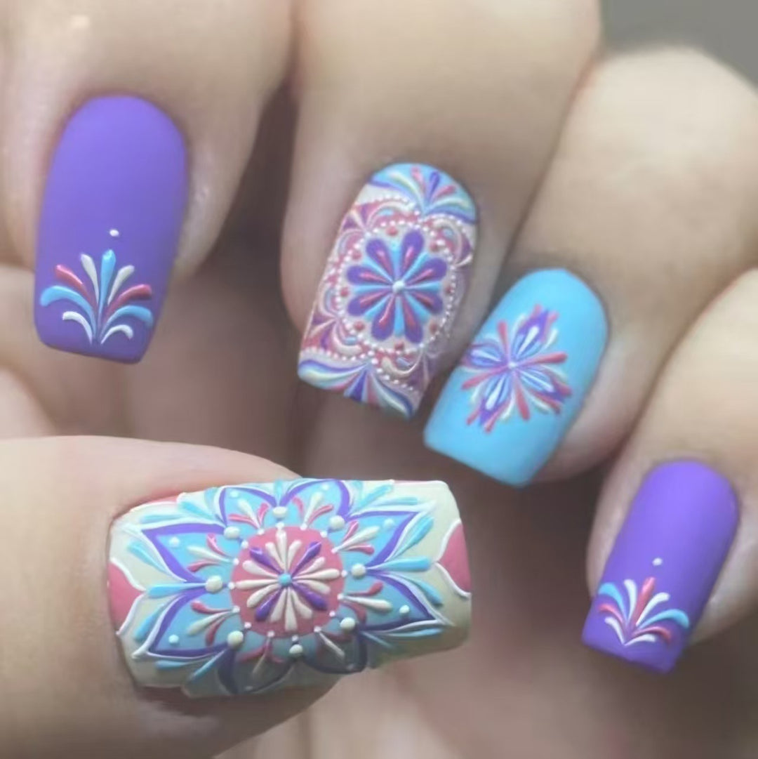 Künstlerisches Blumenmuster Nagelkunst