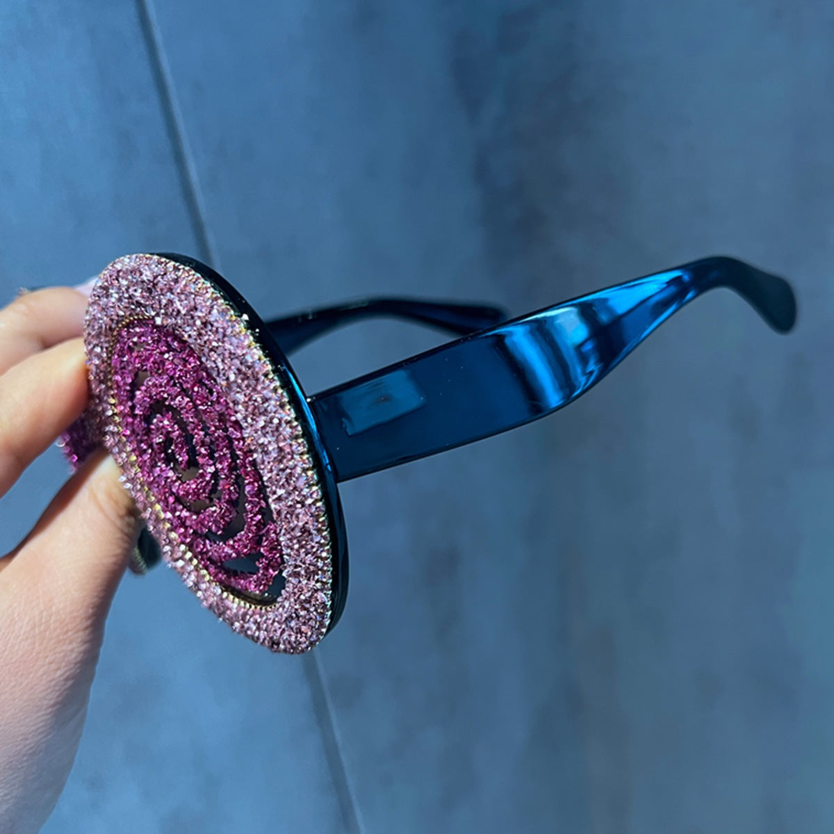 Damen Statement-Sonnenbrille mit spiralförmigem Glitzerdesign Karnz