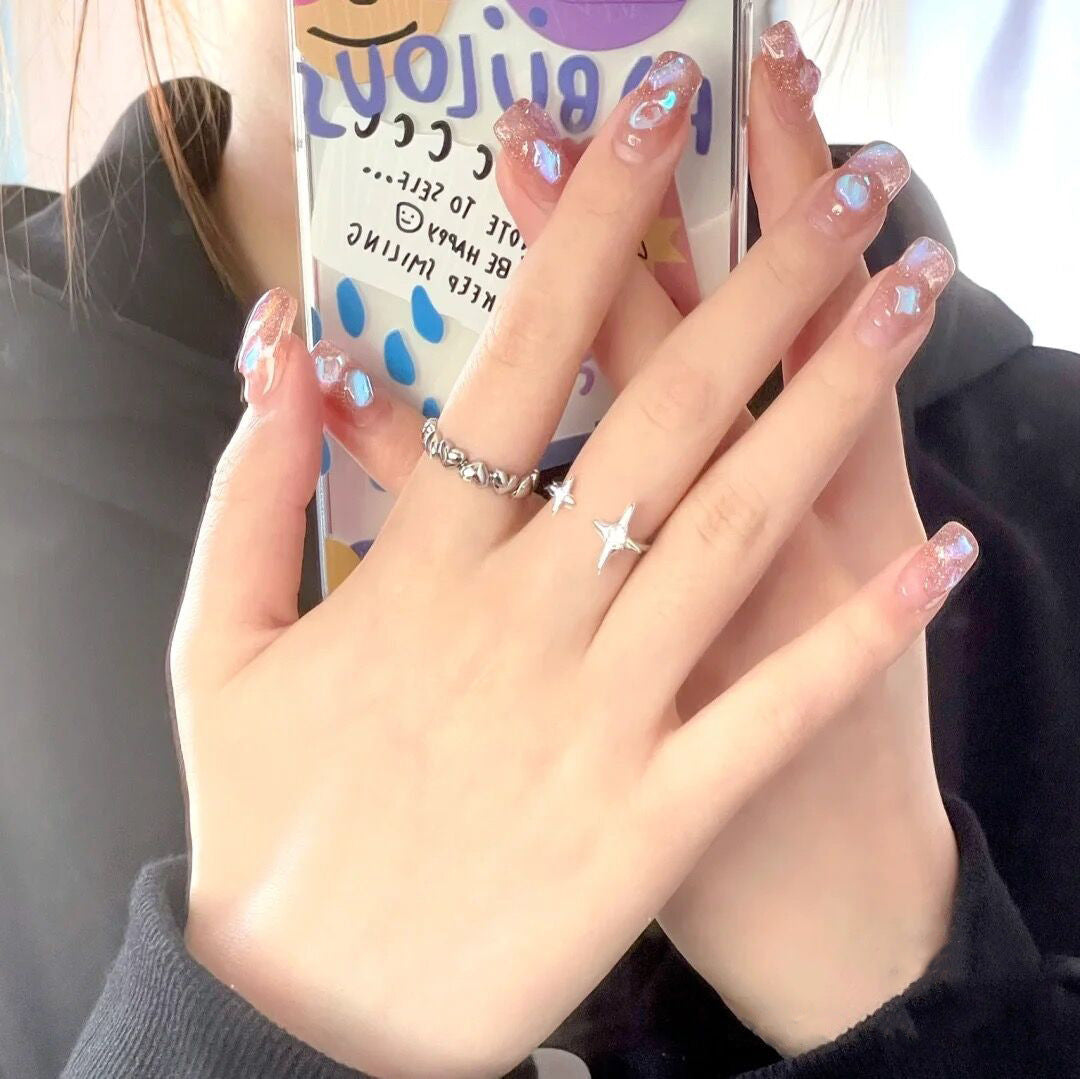Kunstnagelset mit elegantem French-Tipp und Glitzerakzenten Karnz