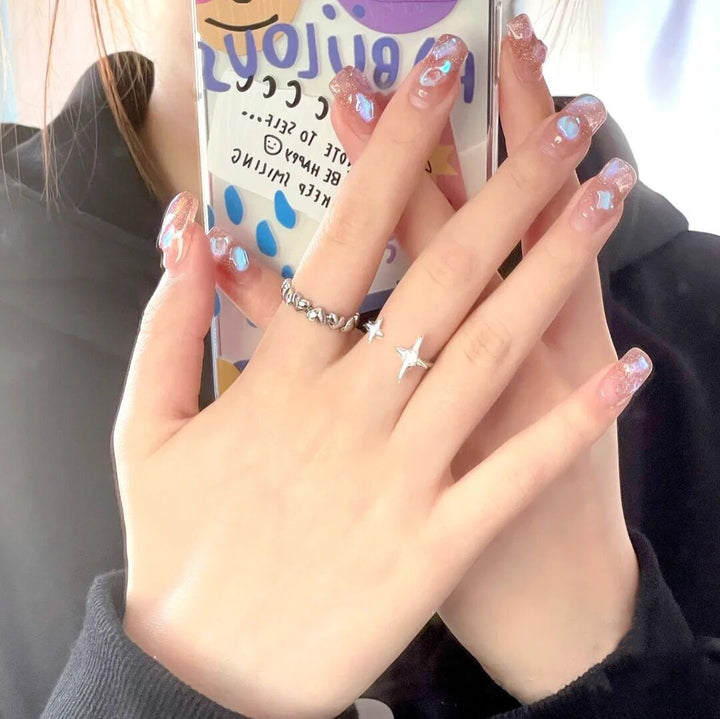 Kunstnagelset mit elegantem French-Tipp und Glitzerakzenten Karnz