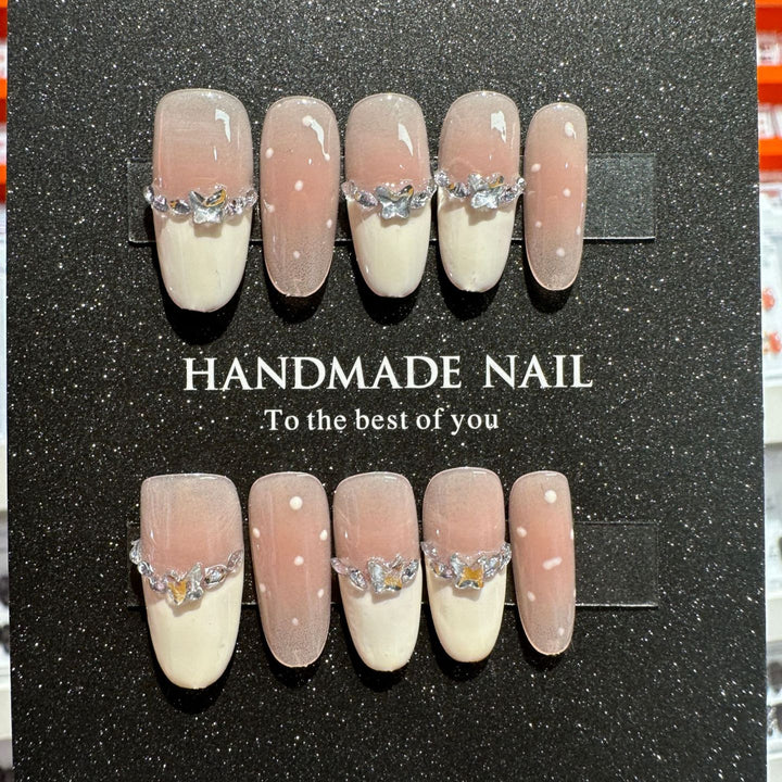 Handgefertigtes elegantes Press-On-Nagelset mit Edelsteindetails
