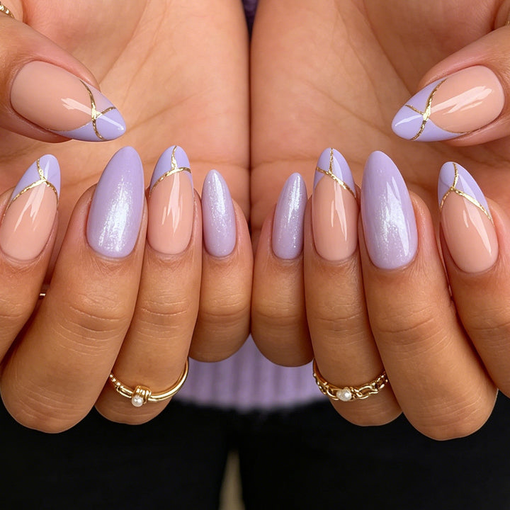 Stiletto-Nagelkunst-Tips mit goldenen Akzenten Karnz