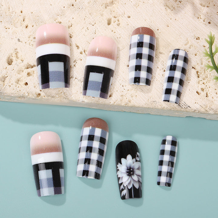 Kreative Kunstnägel mit stilvollen karierten Mustern und floralem Design Karnz