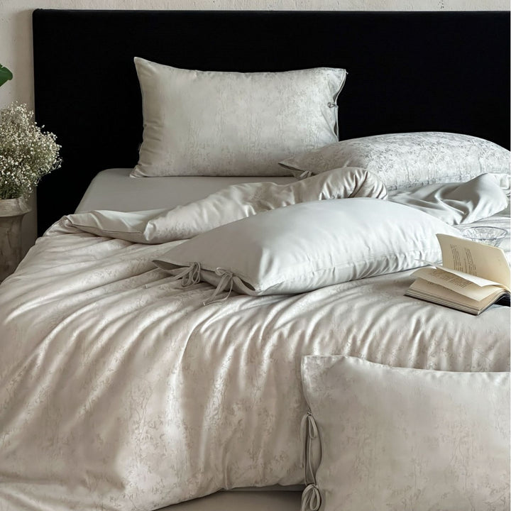 Luxuriöses Satin-Bettwäsche-Set mit filigranem Blumenmuster und Bindebändern