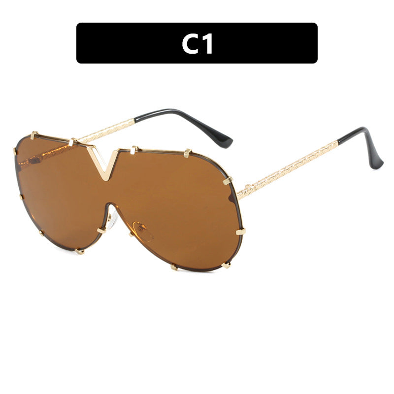 Damen oversized Schutzbrille im futuristischen Design Karnz