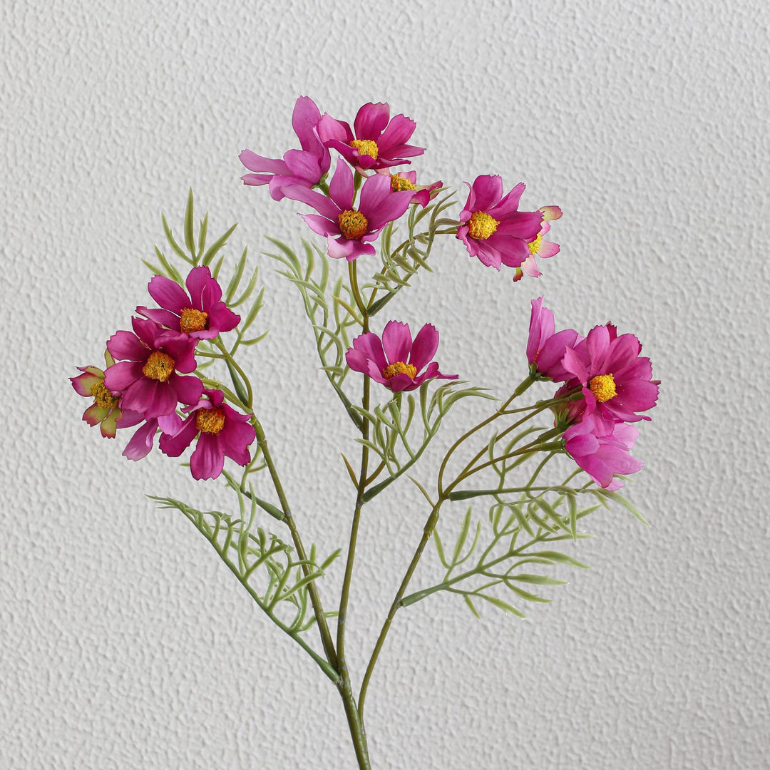 Künstlicher Blütenzweig mit leuchtenden pinken Blumen Karnz