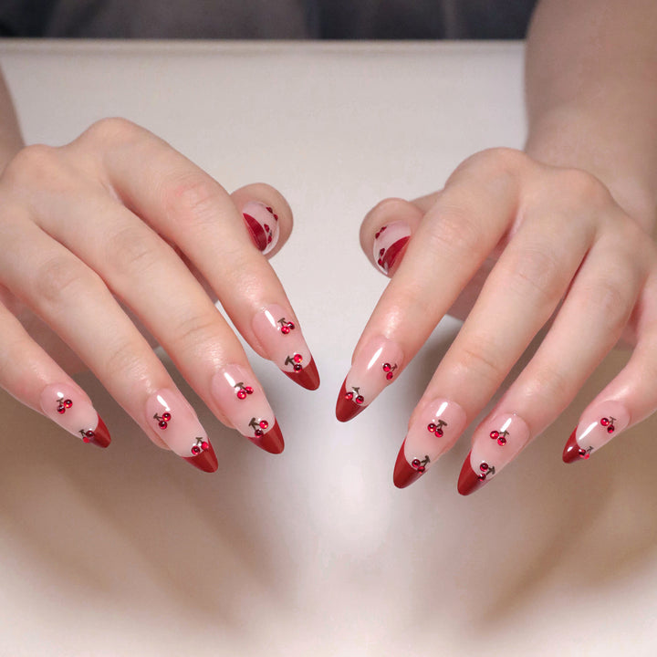 Kunstvolle Stiletto-Nägel mit Kirschmotiven und Glitzerakzenten Karnz