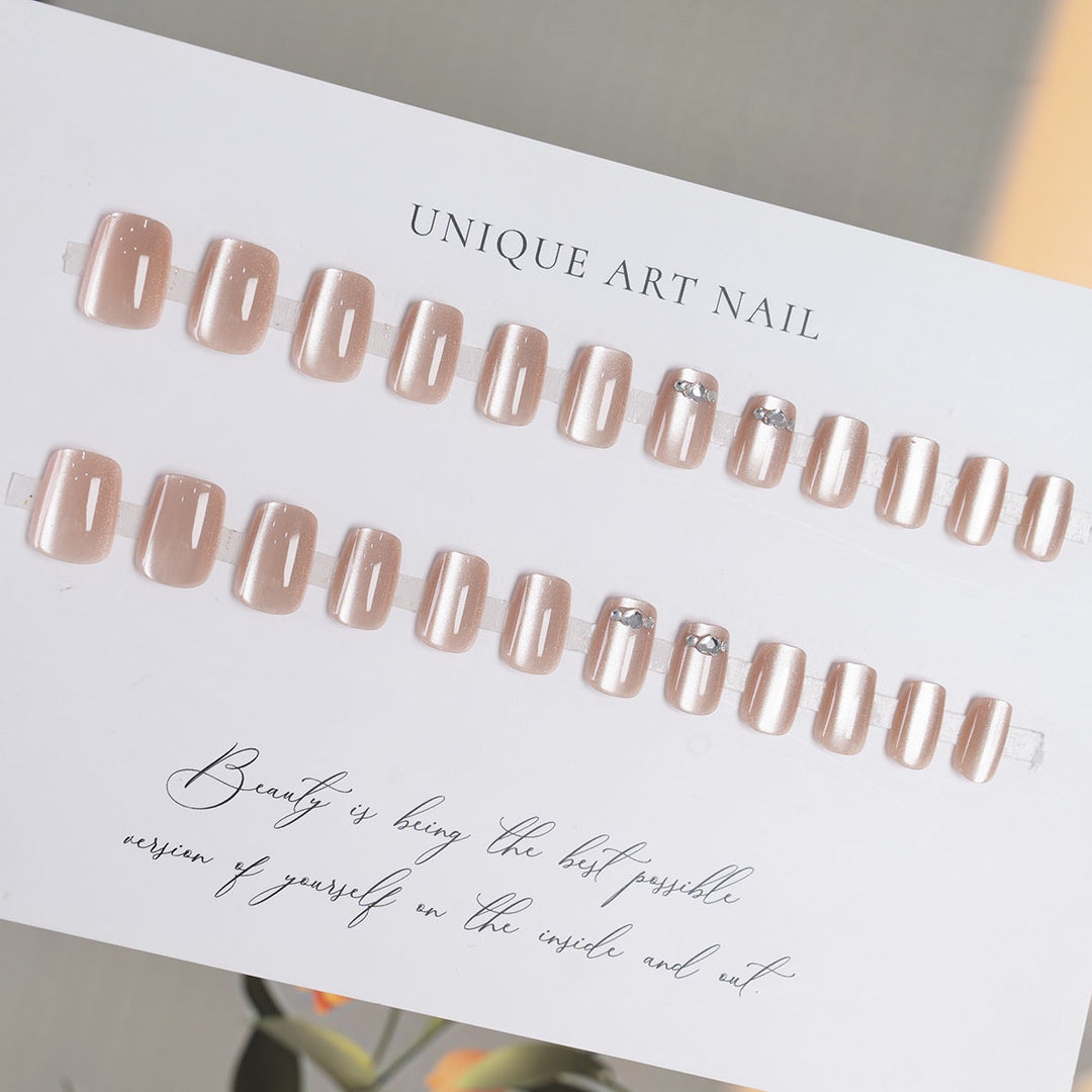 Dekorativer Press-On-Nagelset mit Strass-Akzenten