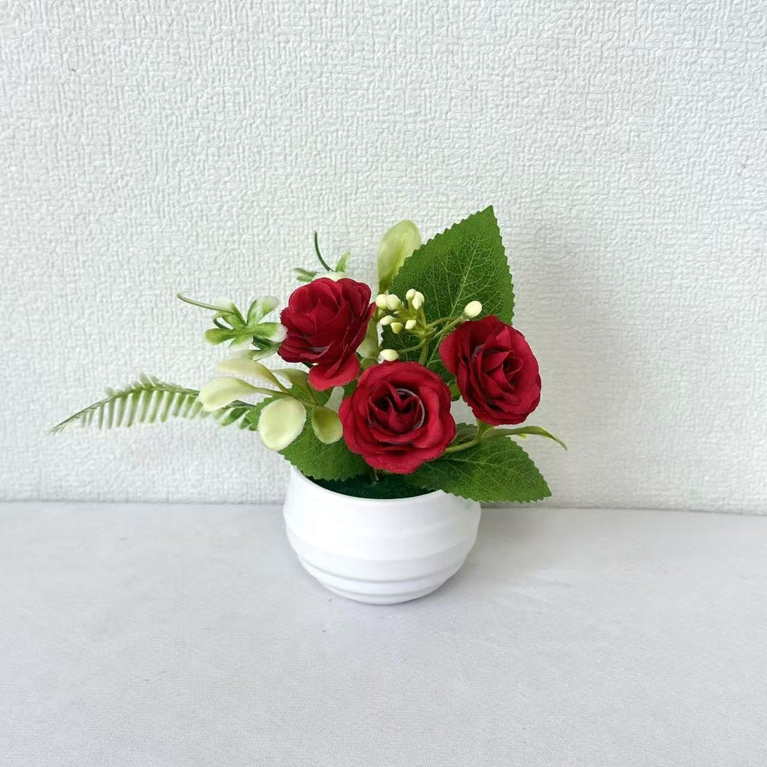 Lebensechte Blumenarrangement in dekorativem Topf für die Wohnkultur