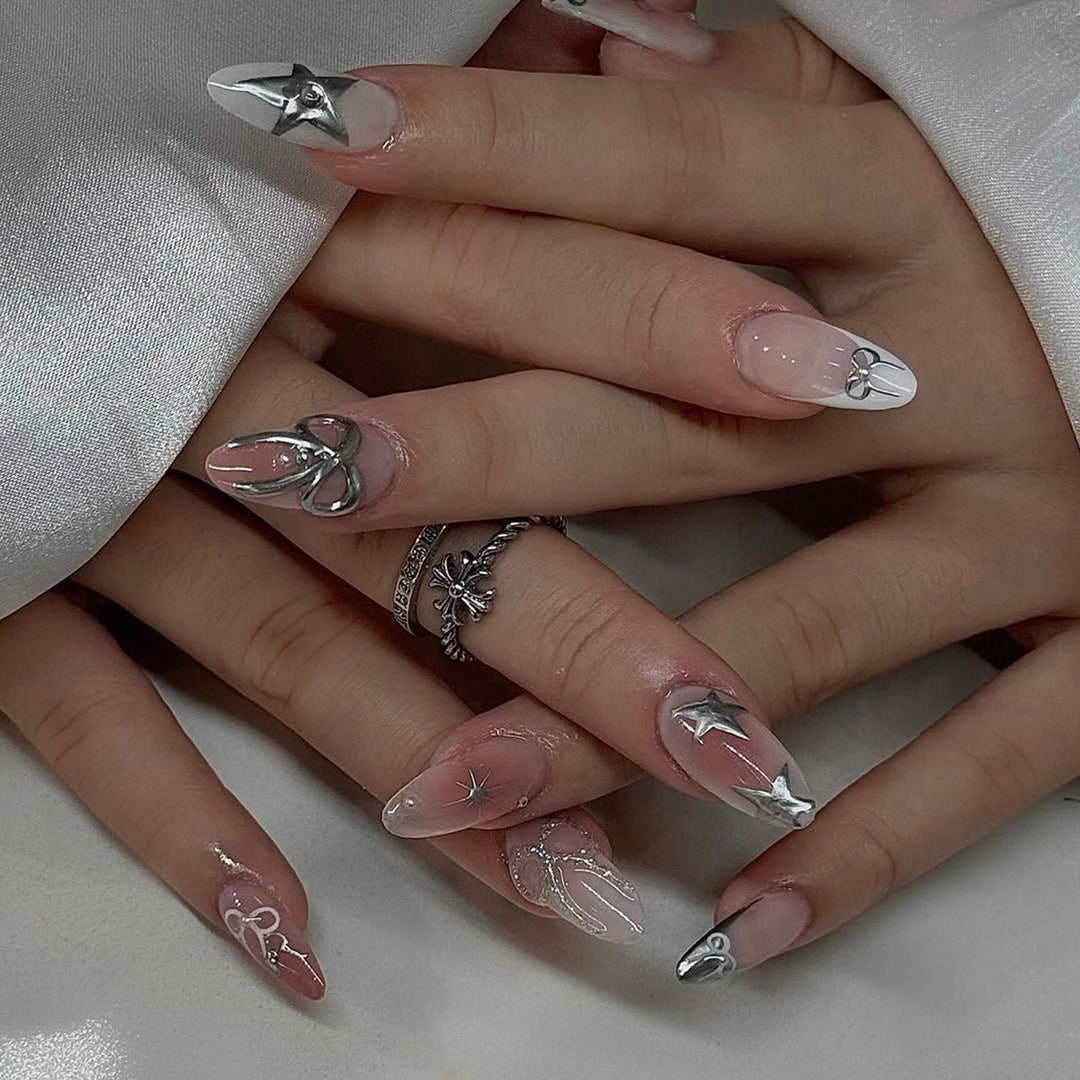 Kunstvolle Nagelverlängerungen mit eleganten 3D-Verzierungen Karnz