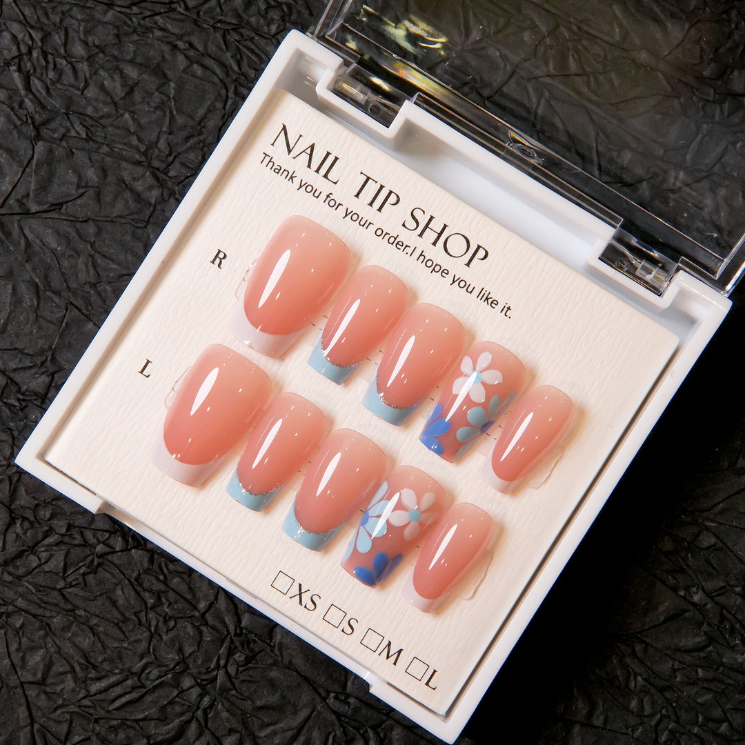 Press-On Nagelkunstset mit eleganten floralen Designs