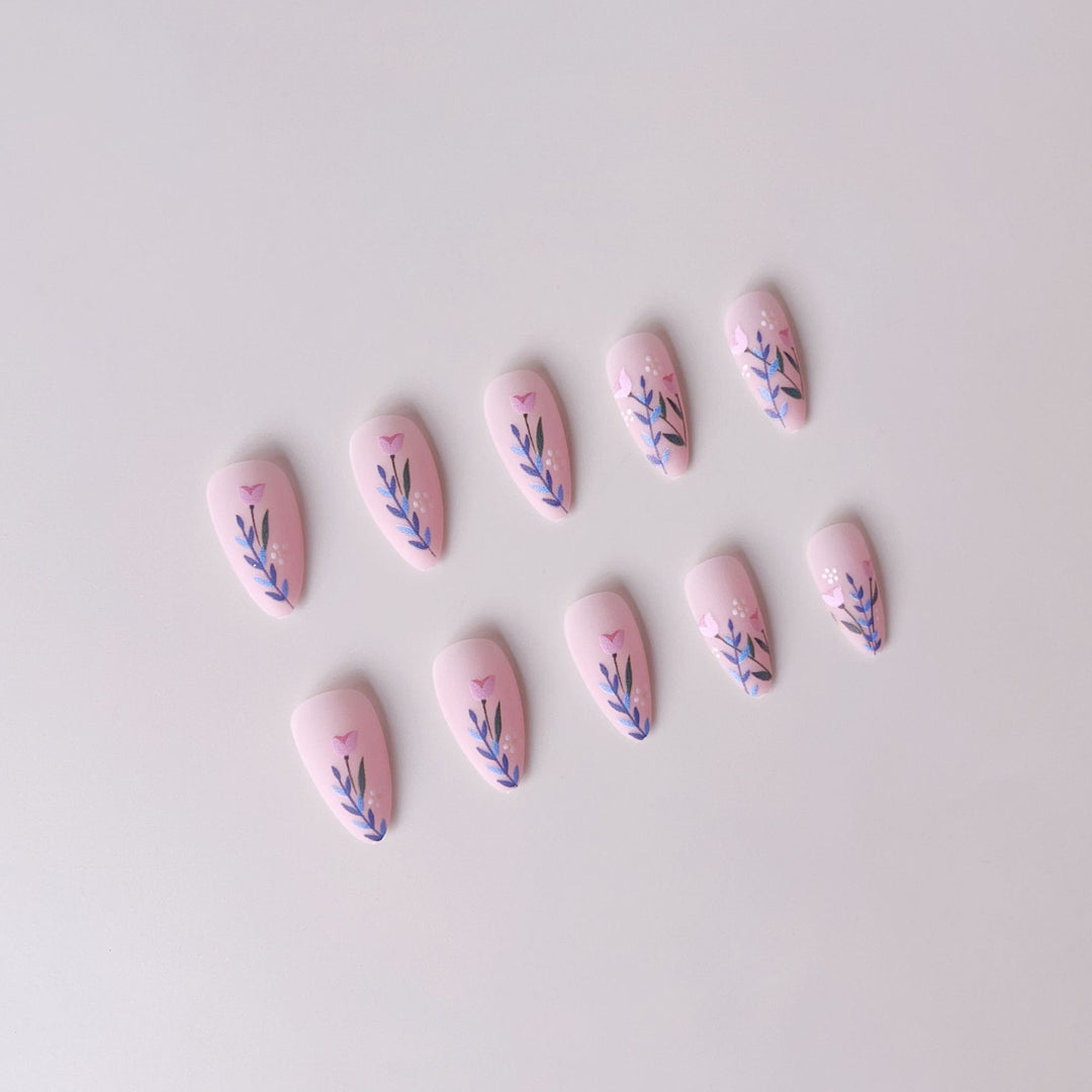 Kunstnagelset mit floralen Motiven und verzierten Akzenten Karnz
