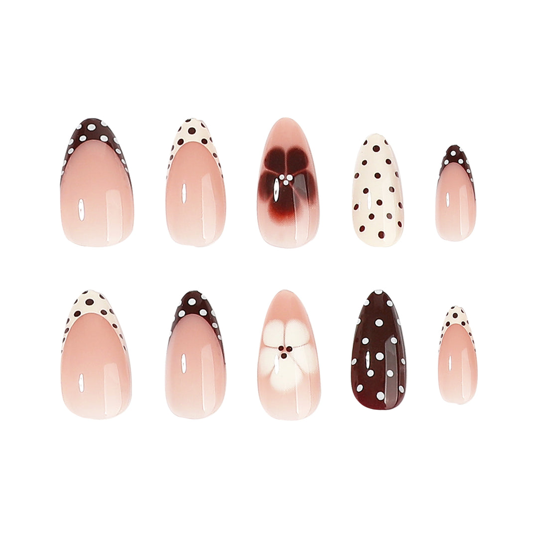 Kunstvolle Nailart mit floralem Design und verschiedenen Mustern Karnz