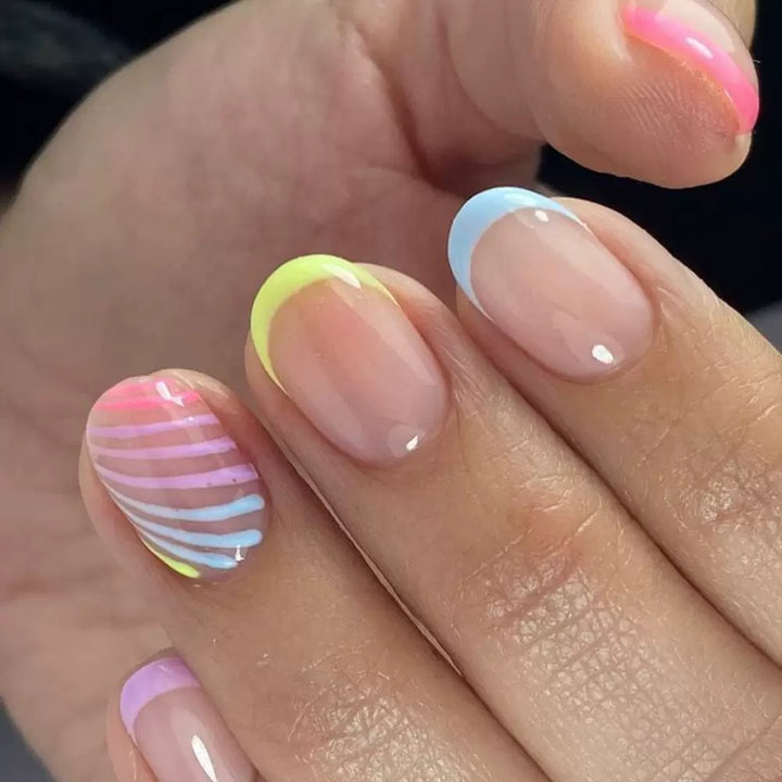 Kunstnagelset mit bunten Neonakzenten Karnz