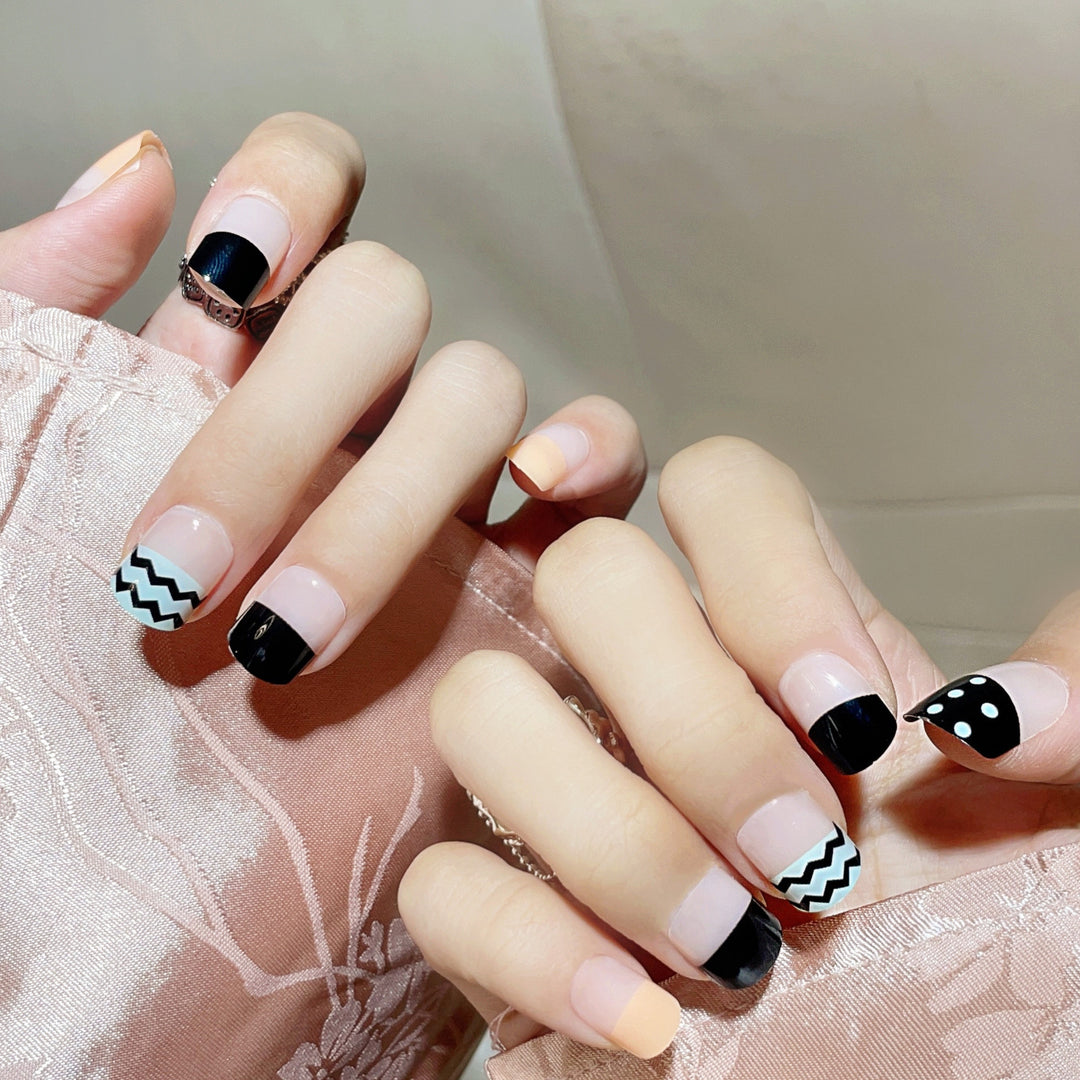 Künstlerisches Press-On-Nageldesign-Set mit geometrischen Mustern