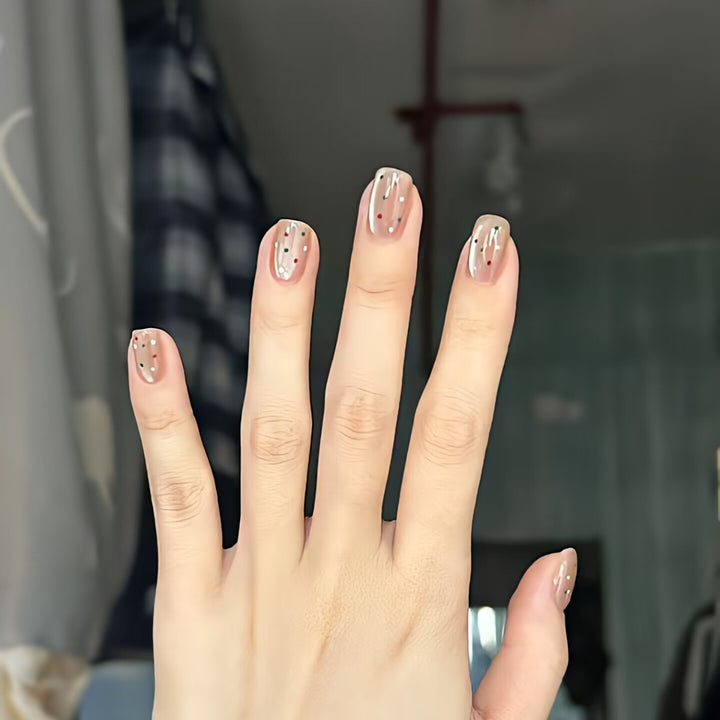 Trendige Kunstnägel mit Glitzer-Effekten Karnz