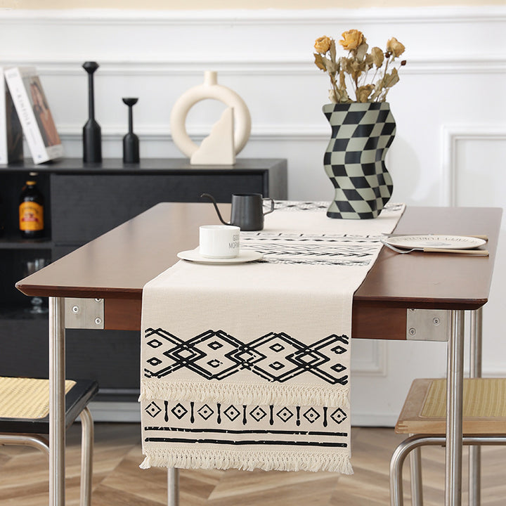 Gewebter Tischläufer im Boho-Stil mit Fransen und geometrischem Ethno-Print Karnz