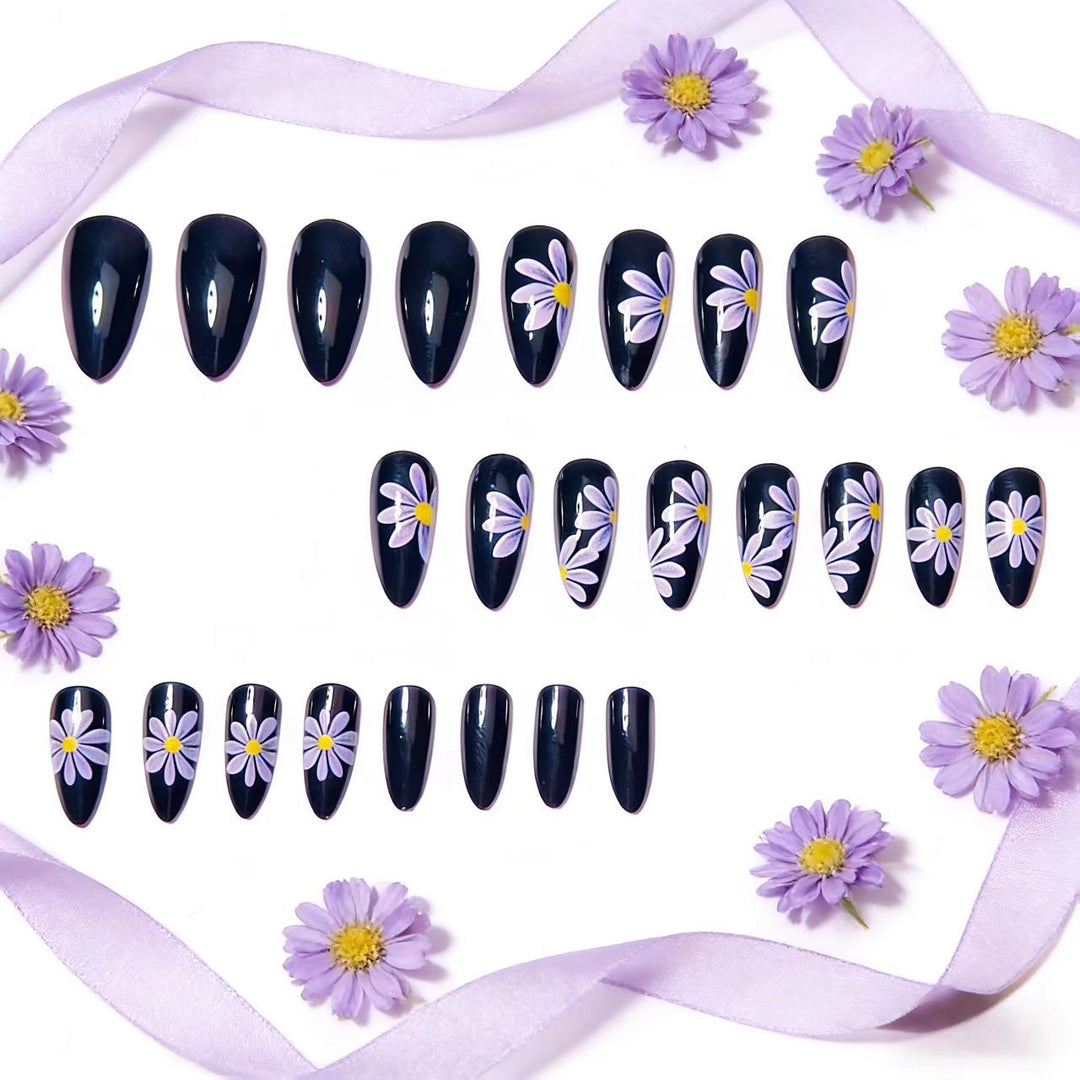 Kunstnägel mit Floralen Motiven und Elegantem Design Karnz