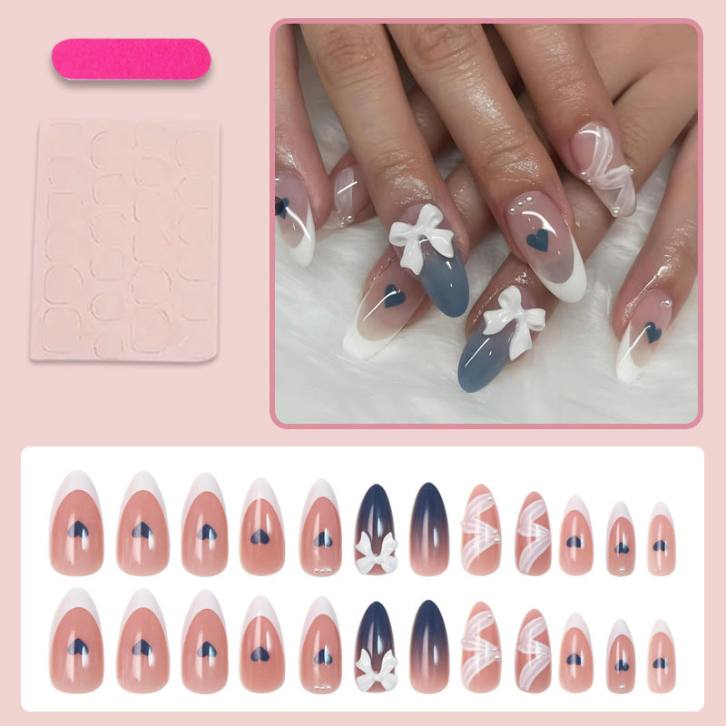Kunstnagelset mit eleganten Schleifen und herzförmigen Akzenten Karnz