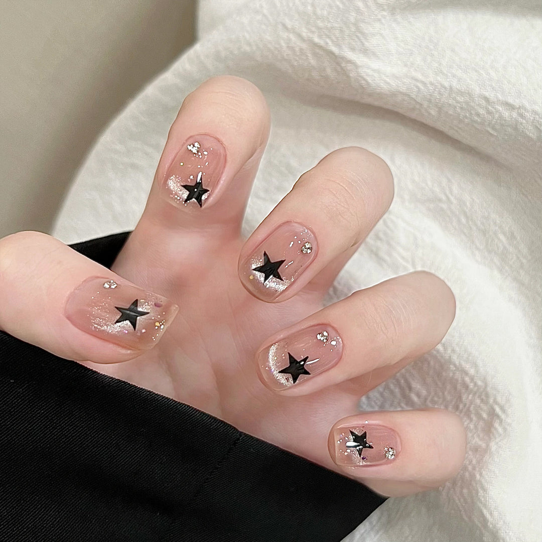 Kunstvolle Acryl-Nägel mit glamourösen Sternen-Motiven Karnz