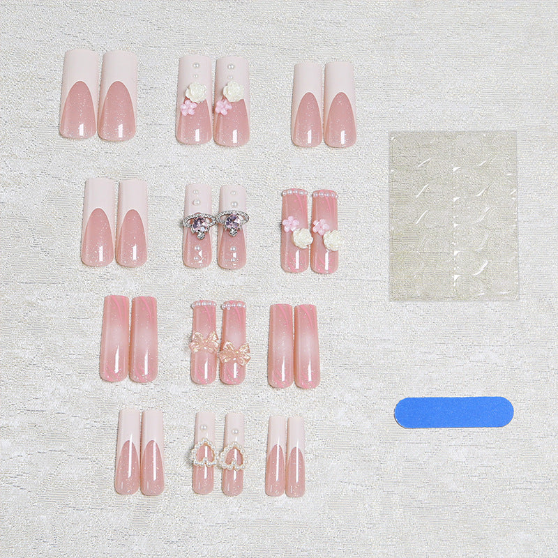 Kunstvolle Nagelspitzen mit Perlen- und Schleifenmotiven Karnz